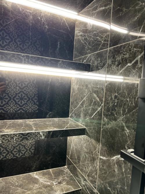 Правильная подсветка в ванной или душевой комнате украшает интерьер и создает приятную атмосферу. 03