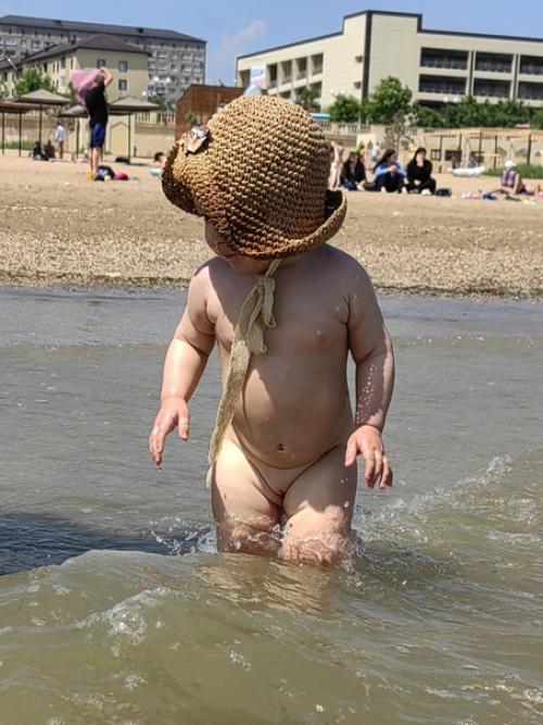 После Крыма то, что предложили в Дербенте в плане жилья нас шокировало настолько, что я уже утром гуглила сдачу билетов. 06