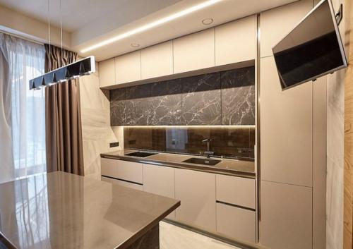 Современный монохромный интерьер общего пространства кухни - столовой и гостиной в ЖК парадный квартал. 02