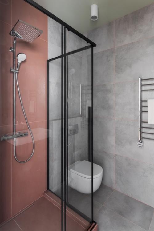 Стеклянная перегородка - популярное решение для зонирования в ванной комнате. 03