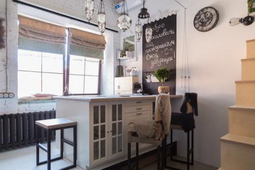 Квартира расположена в отреставрированном здании бывшего кожевенного завода товарищества М. Демент и сын 1869 года постройки. 04