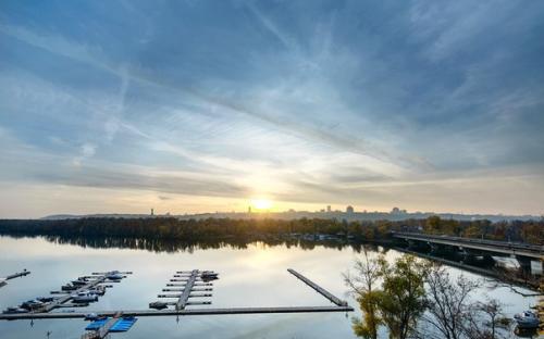 Апартаменты со стеклянной стеной в Киеве. 02