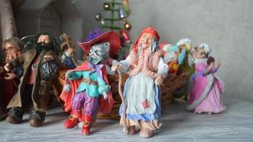 История игрушек.  Павловчанка сказочных героев из ваты и полимерной глины создает. 04