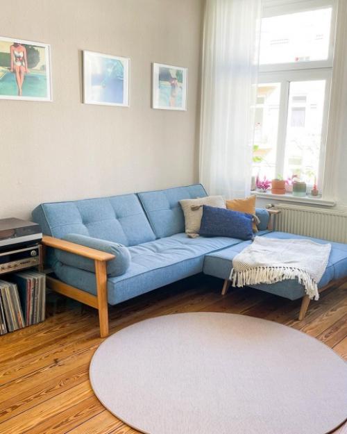 Квартира с нежно-голубой прихожей и более яркими цветовыми деталями мебели, а именно с двумя цветными диванами, голубого и сиреневого цвета. 03