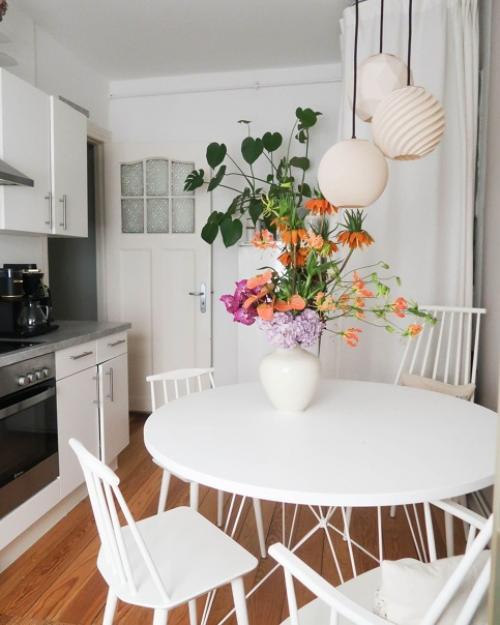 Квартира с нежно-голубой прихожей и более яркими цветовыми деталями мебели, а именно с двумя цветными диванами, голубого и сиреневого цвета. 04