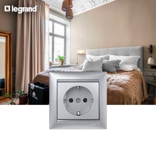 Светлые тона в интерьере - это выигрышно, но немного скучно. 02