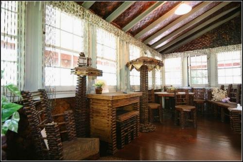 Бумажный дом построен в 1924 году элисом стимненом (Elis Stemnan), инженером - механиком, создавшим в свое время машину для производства скрепок. 04 Бумажный дом построен в 1924 году элисом стимненом (Elis Stemnan), инженером - механиком, создавшим в свое время машину для производства скрепок. 04