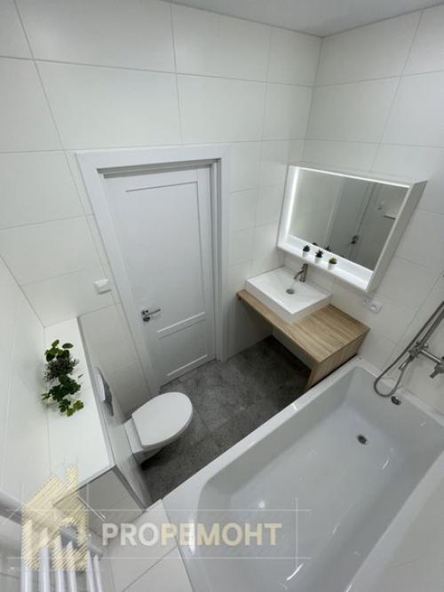 Квартира с современным дизайнерским ремонтом, с использованием натурального дерева в интерьере. 03