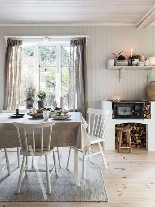 Хотя у шведов есть свои любимые цвета - серый и белый, интерьер конкретного загородного коттеджа в Швеции полон теплых натуральных оттенков. 04