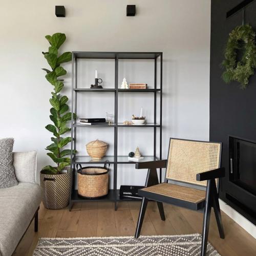 Интерьер с уютным сочетанием цветов, которые мы так любим: темное дерево + чёрный + серый. 03