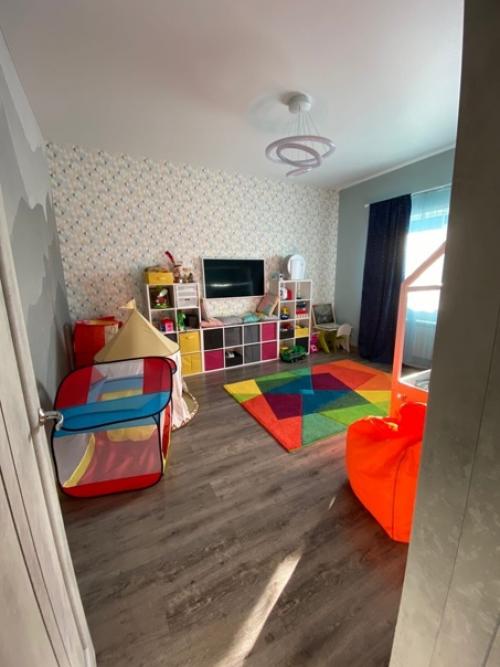 Ещё один яркий и креативный вариант оформления в детской. 03