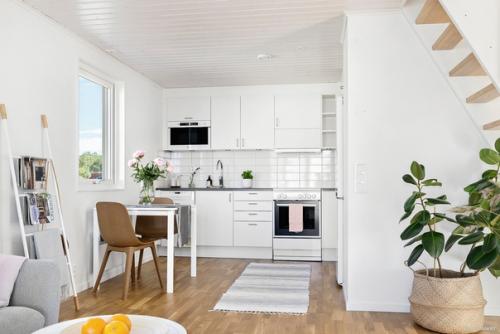 Ещё один пример компактного и очаровательного коттеджа из швеции. 01