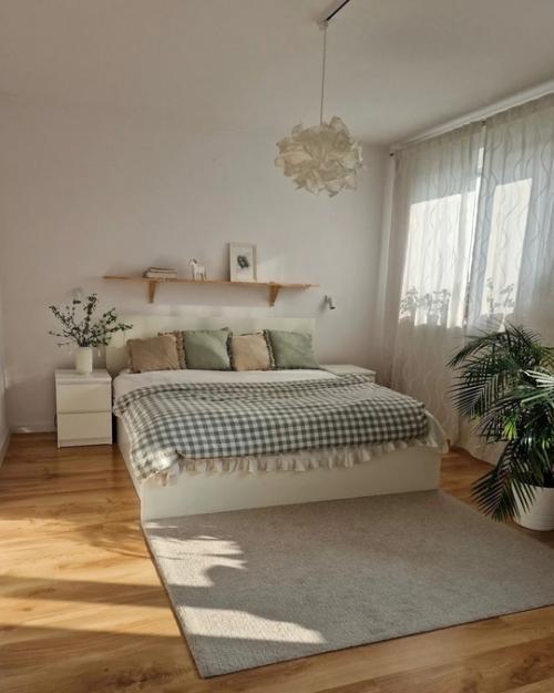 Прекрасный интерьер дома с красивой детской комнатой, белым пианино и уютной белой кухней. 05