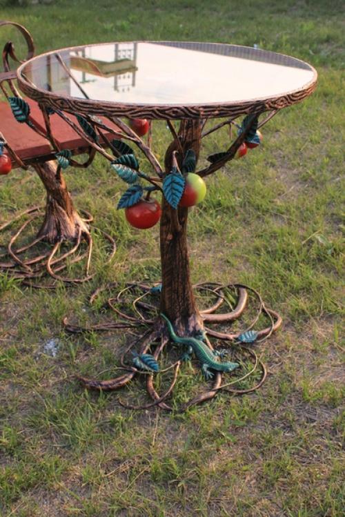 Качественный и современный журнальный стол и стул украсит любую гостиную, балкон, комнату. 01