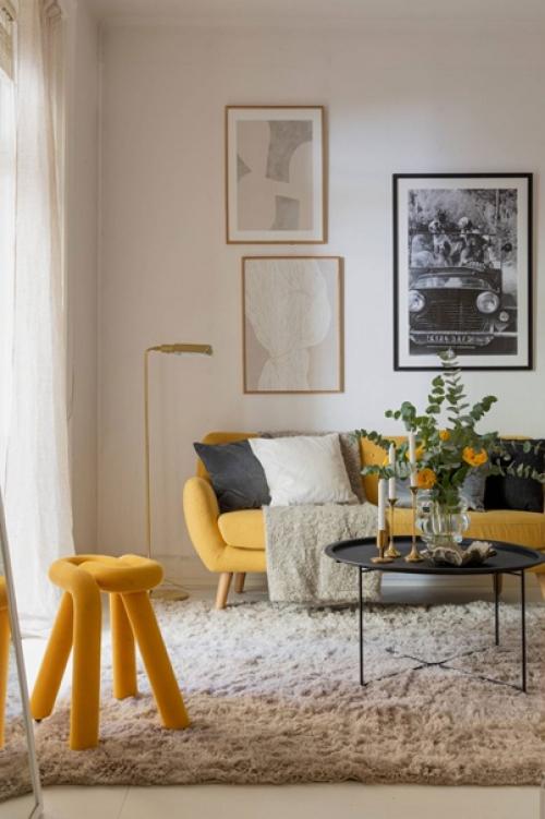 Маленькая квартира - студия с желтыми акцентами и яркими обоями на кухне. 03