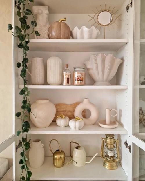 Прекрасный интерьер дома с красивой детской комнатой, белым пианино и уютной белой кухней. 04