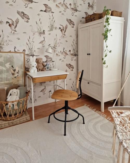 Прекрасный интерьер дома с красивой детской комнатой, белым пианино и уютной белой кухней. 07