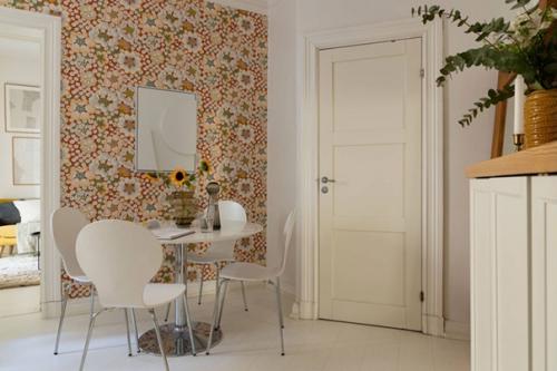 Маленькая квартира - студия с желтыми акцентами и яркими обоями на кухне. 04