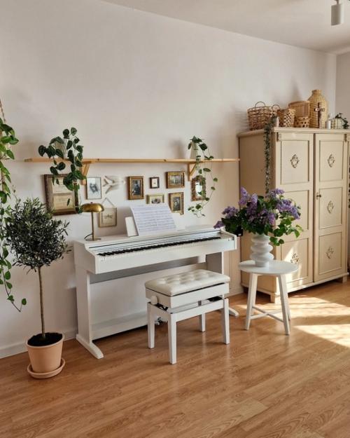 Прекрасный интерьер дома с красивой детской комнатой, белым пианино и уютной белой кухней. 06