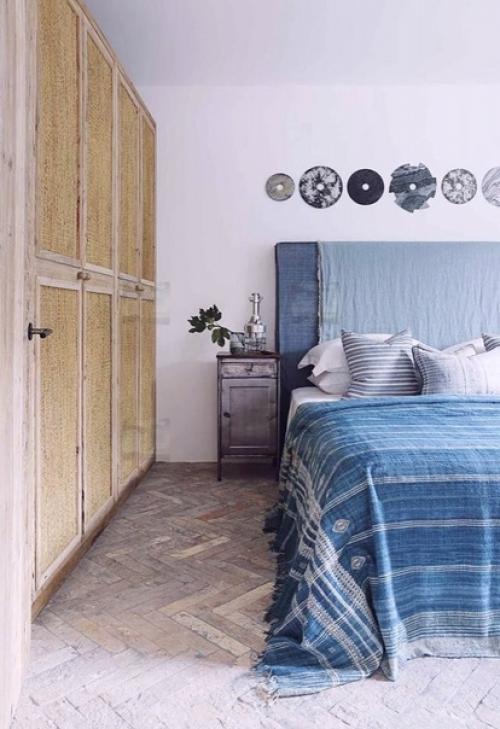 Белый и синий являются прекрасным сочетанием цветов для интерьера. 01