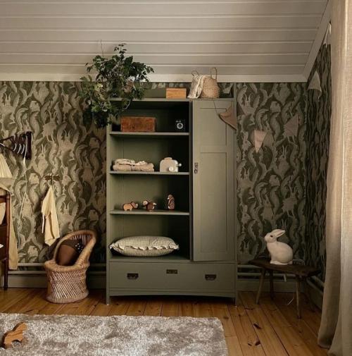 Мягкий уютный интерьер старого деревенского дома молодой семьи в Швеции. 08