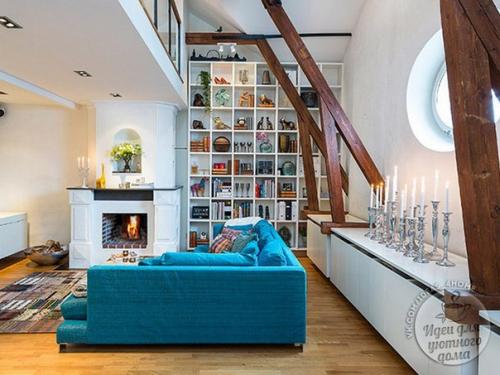 Небольшой лофт в два этажа с камином и французским балконом.