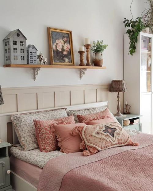 Очаровательная двухкомнатная квартира, которая подкупает своим душевным декором и красивым текстилем. 03