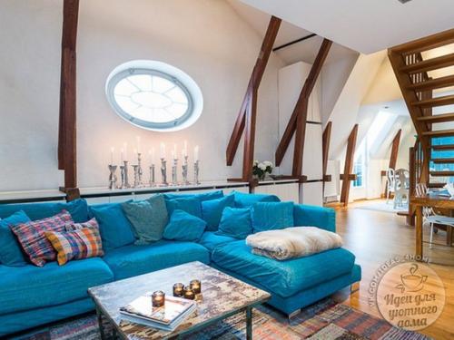 Небольшой лофт в два этажа с камином и французским балконом. 02