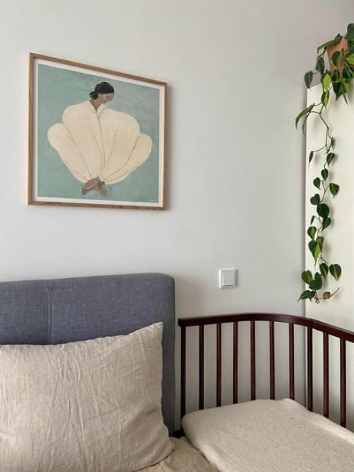 Светлый дизайн интерьера с мебелью Ikea и тёплыми акцентами. 06