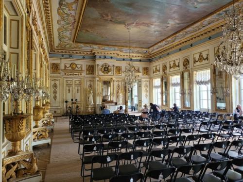 Здесь до сих пор нет электричества, поэтому мы видим интерьер максимально естественным, таким, каким его видели хозяева. 08