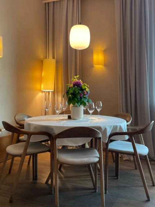 Мы переходим на петроградскую сторону: всем известная петропавловская крепость на заячьем острове, дата закладки которой 27. 03