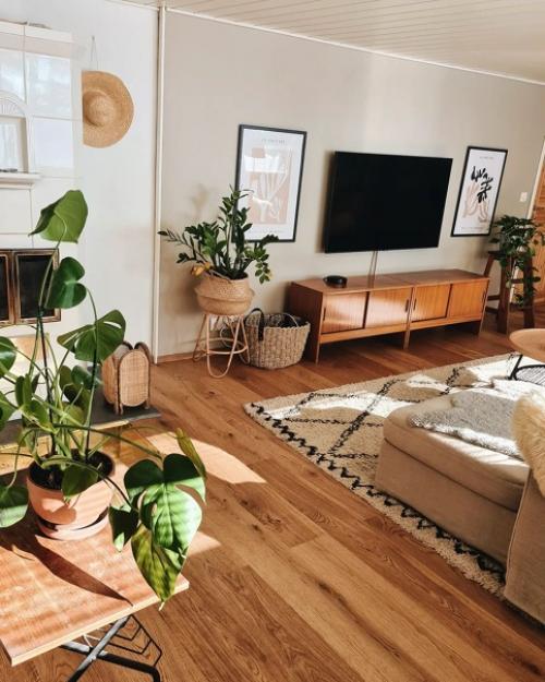 Невероятно уютный и тёплый интерьер с большим количеством дерева и растений. 05