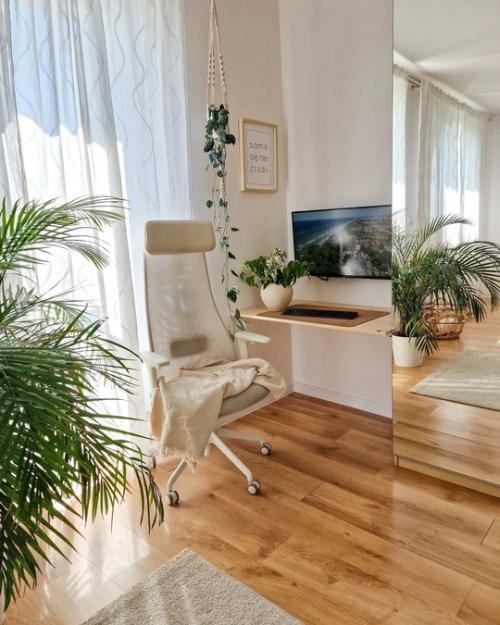 Прекрасный интерьер дома с красивой детской комнатой, белым пианино и уютной белой кухней. 01