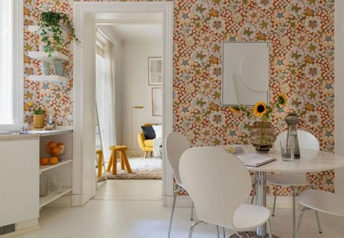 Маленькая квартира - студия с желтыми акцентами и яркими обоями на кухне. 02