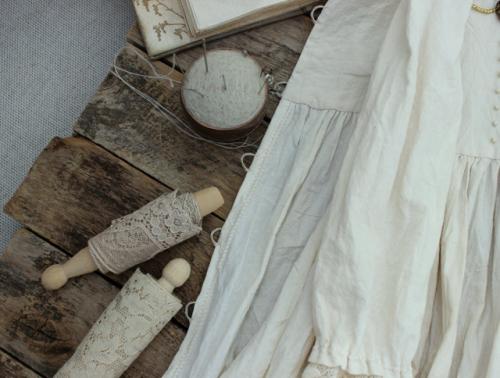 Вот такая нежность сшилась в подарок одной моей девочке воздушное старинное платьице для украшения интерьера (спальни, детской, вашей комнаты. 02