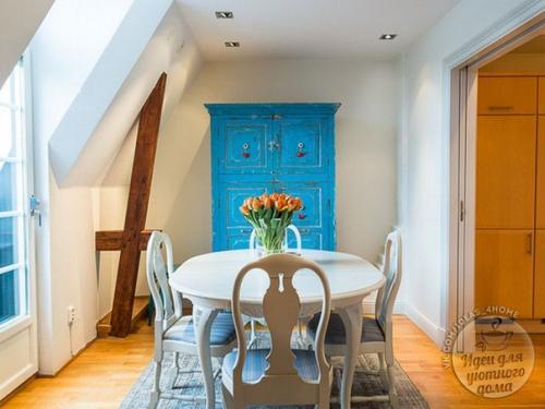 Небольшой лофт в два этажа с камином и французским балконом. 03