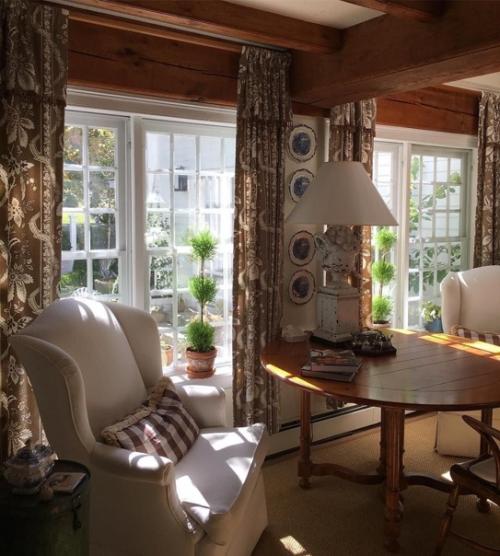 Обычно красивые кресла устанавливают в просторных залах или жилых помещениях дома. 06