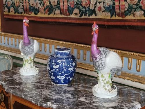 Здесь до сих пор нет электричества, поэтому мы видим интерьер максимально естественным, таким, каким его видели хозяева. 04