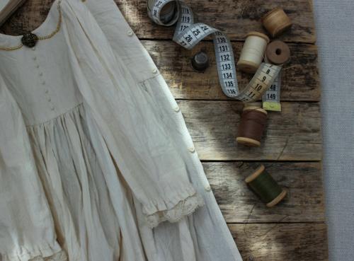 Вот такая нежность сшилась в подарок одной моей девочке воздушное старинное платьице для украшения интерьера (спальни, детской, вашей комнаты. 03