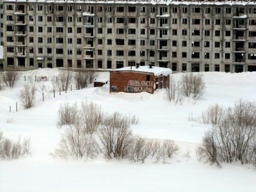 В воркутинском посёлке воргашор, который постепенно пустеет, остался один необычный жилец.  