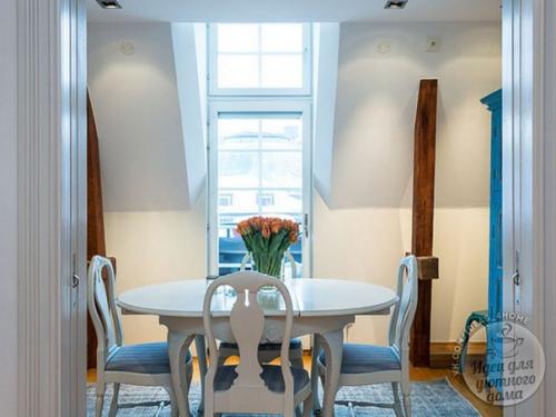 Небольшой лофт в два этажа с камином и французским балконом. 06