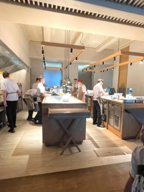 Мы переходим на петроградскую сторону: всем известная петропавловская крепость на заячьем острове, дата закладки которой 27. 05