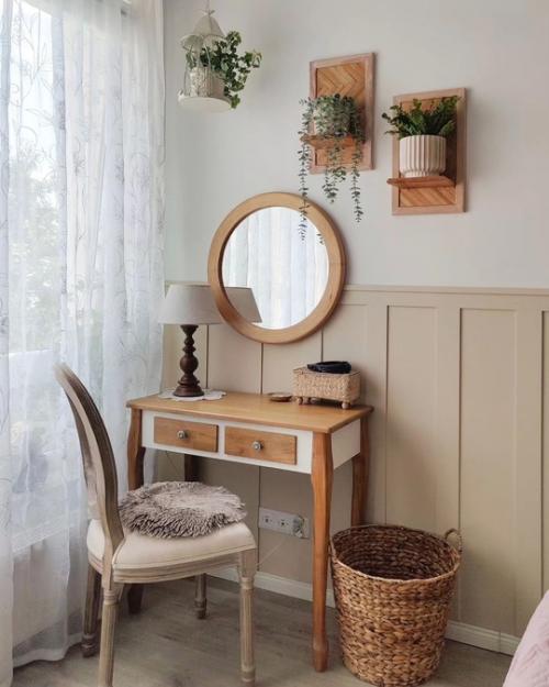 Очаровательная двухкомнатная квартира, которая подкупает своим душевным декором и красивым текстилем. 05