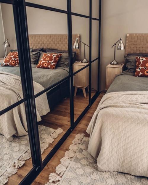 Невероятно уютный и тёплый интерьер с большим количеством дерева и растений. 07