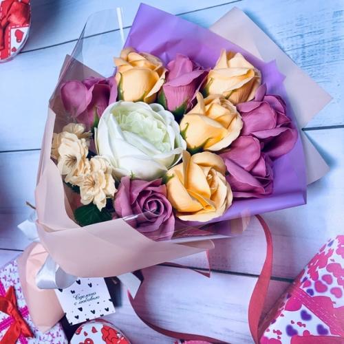 Оригинальные букеты из розовых роз в этом же их преимуществе?