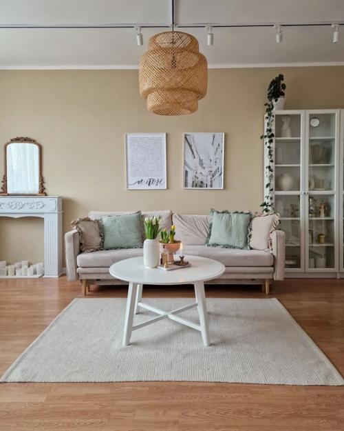 Прекрасный интерьер дома с красивой детской комнатой, белым пианино и уютной белой кухней. 03