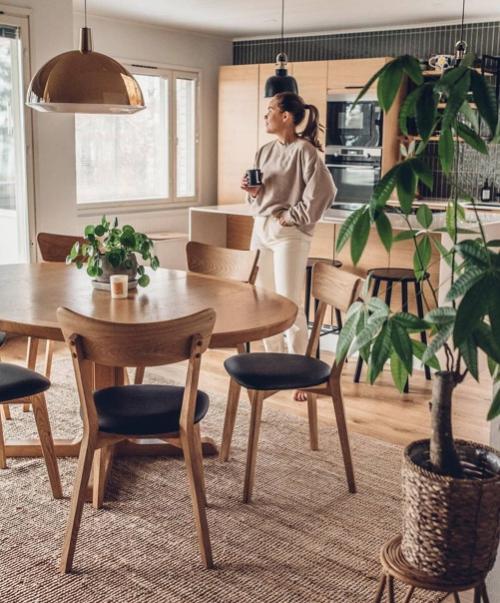 Невероятно уютный и тёплый интерьер с большим количеством дерева и растений. 01