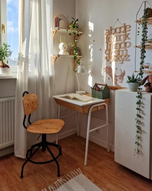 Прекрасный интерьер дома с красивой детской комнатой, белым пианино и уютной белой кухней. 02