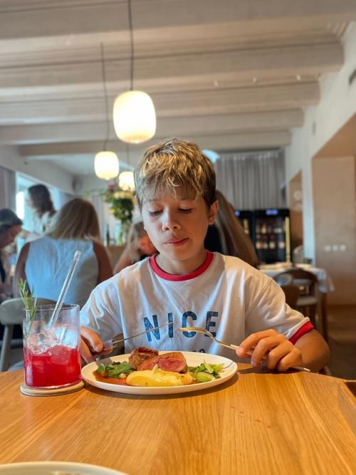 Мы переходим на петроградскую сторону: всем известная петропавловская крепость на заячьем острове, дата закладки которой 27. 04