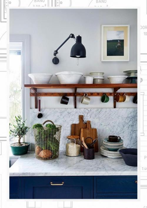 Яркий дом в Швеции с синей кухней и красочным декором. 03